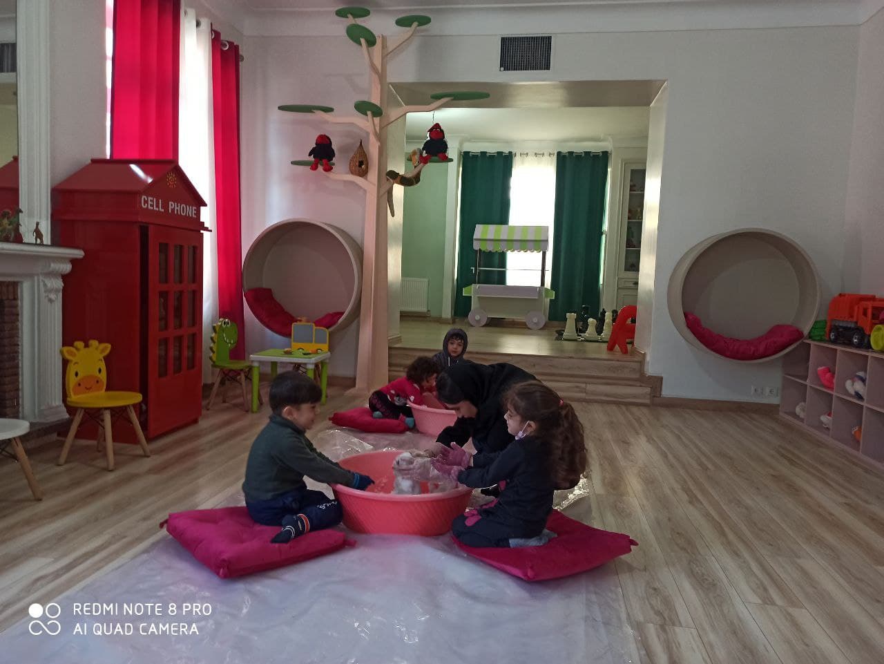 برف باز داخل سالن